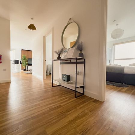 Manchester'S Luxurious 2-Bed Haven With Balcony - Canal Views & Proximity To Manchester United Exterior foto