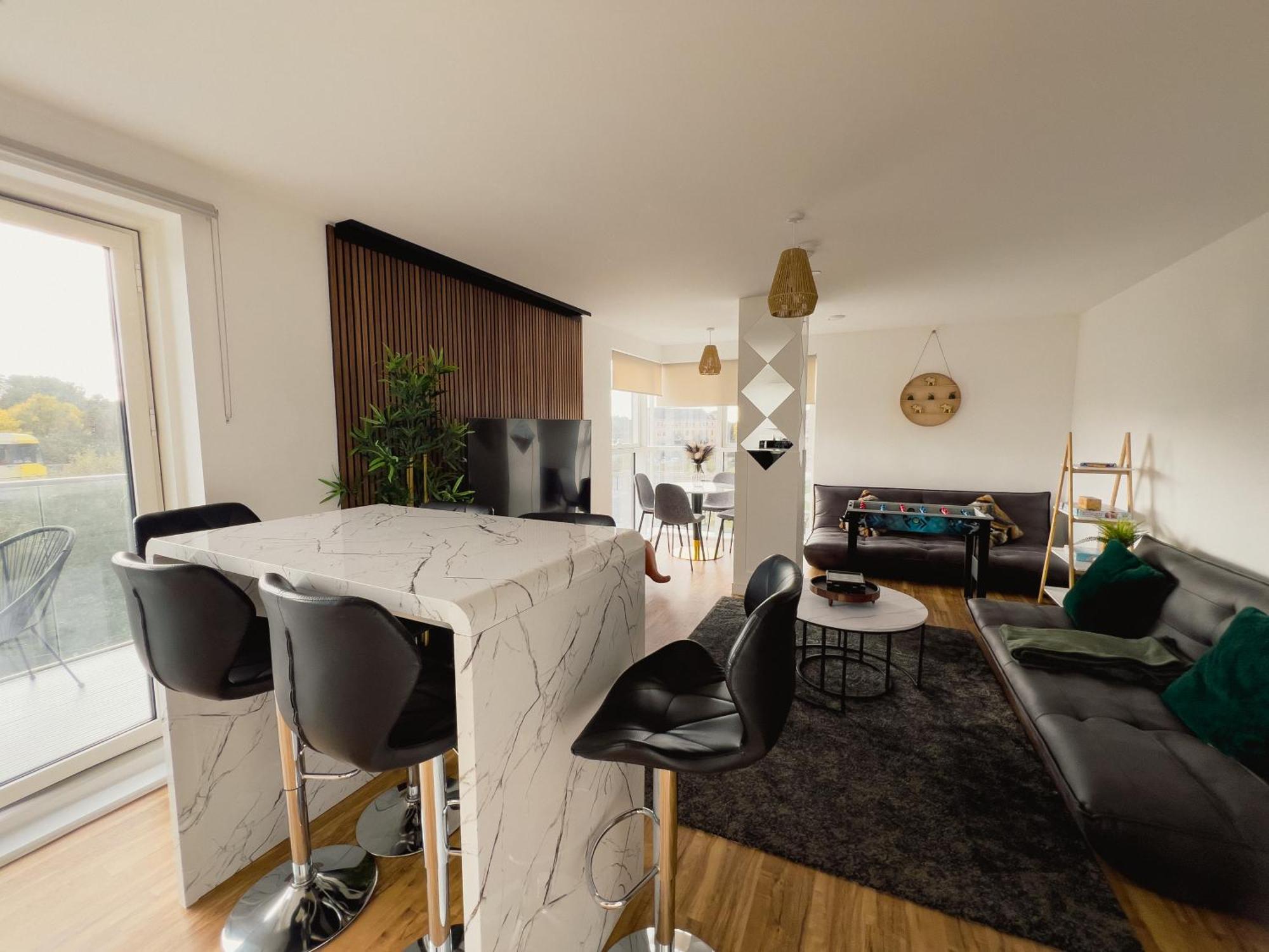 Manchester'S Luxurious 2-Bed Haven With Balcony - Canal Views & Proximity To Manchester United Exterior foto
