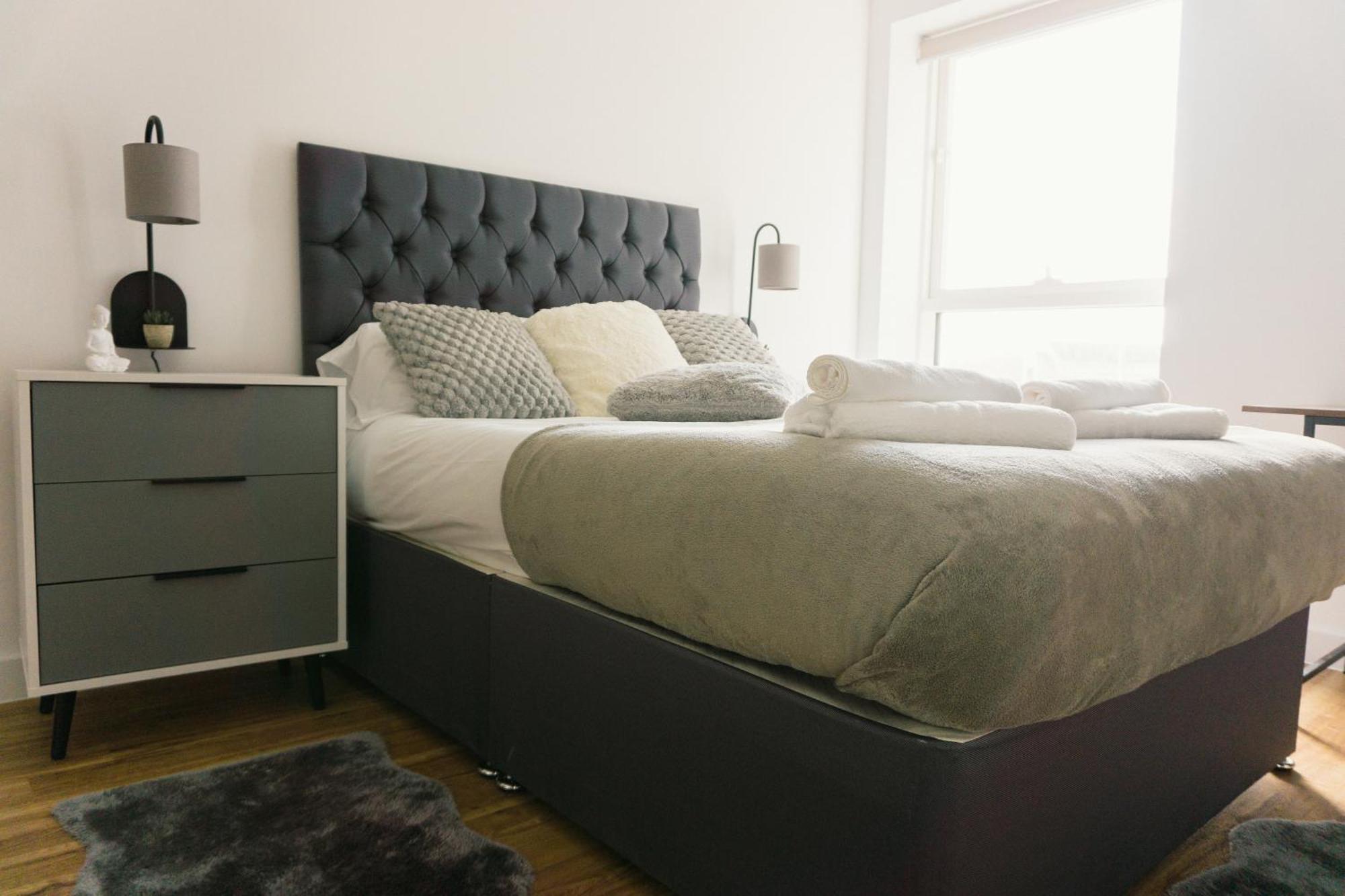 Manchester'S Luxurious 2-Bed Haven With Balcony - Canal Views & Proximity To Manchester United Exterior foto