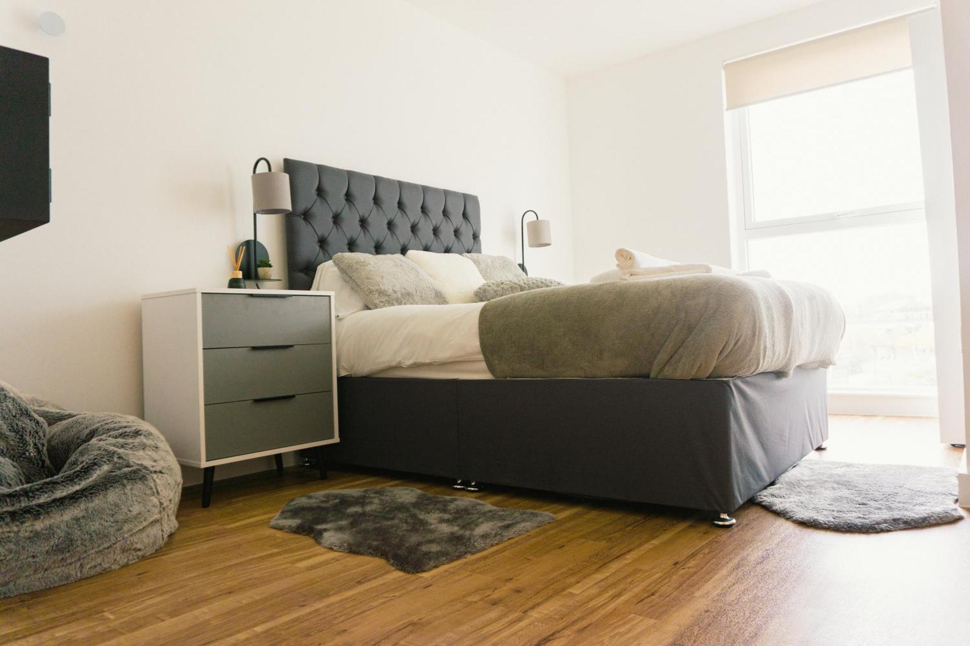 Manchester'S Luxurious 2-Bed Haven With Balcony - Canal Views & Proximity To Manchester United Exterior foto