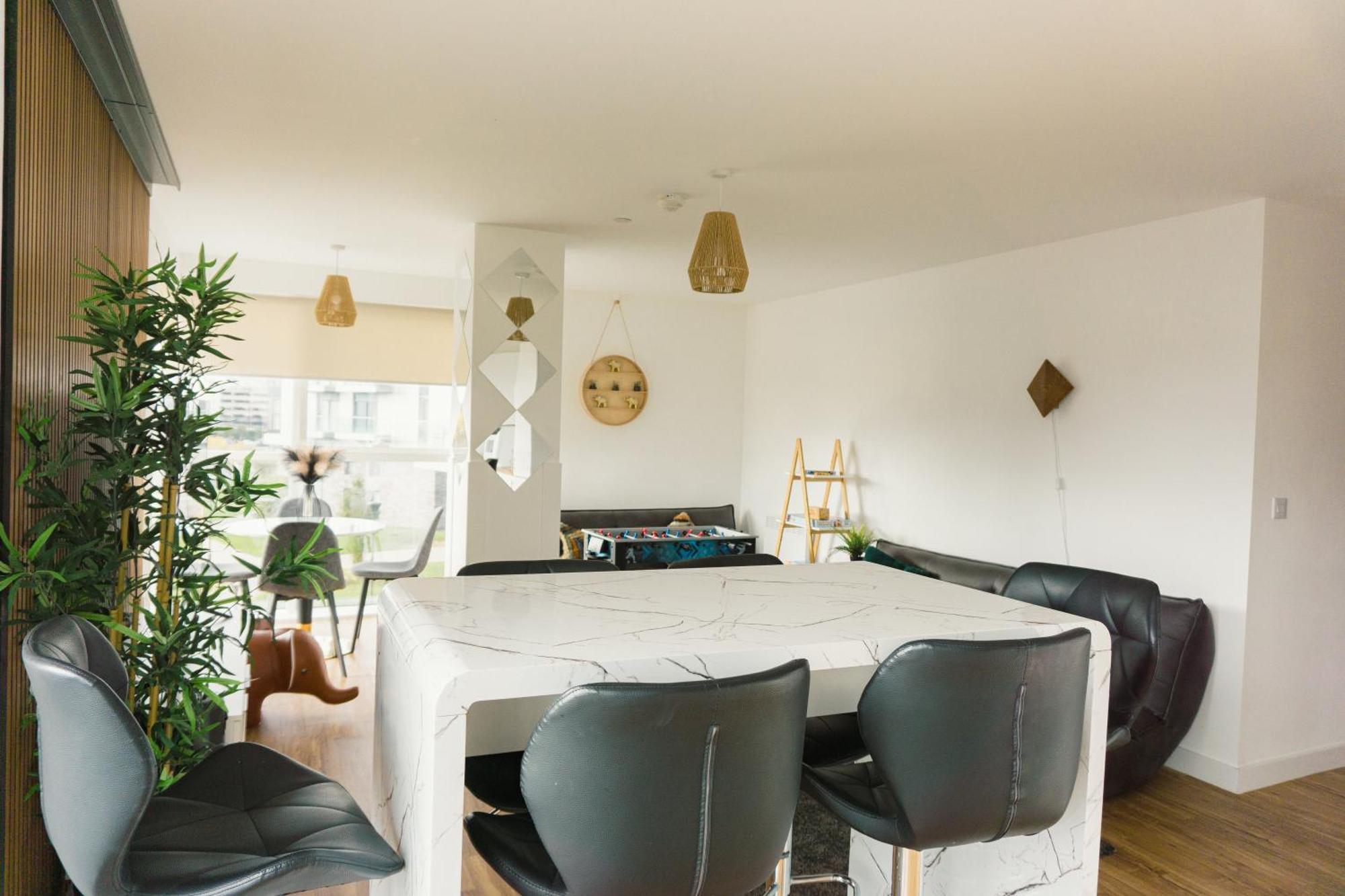 Manchester'S Luxurious 2-Bed Haven With Balcony - Canal Views & Proximity To Manchester United Exterior foto