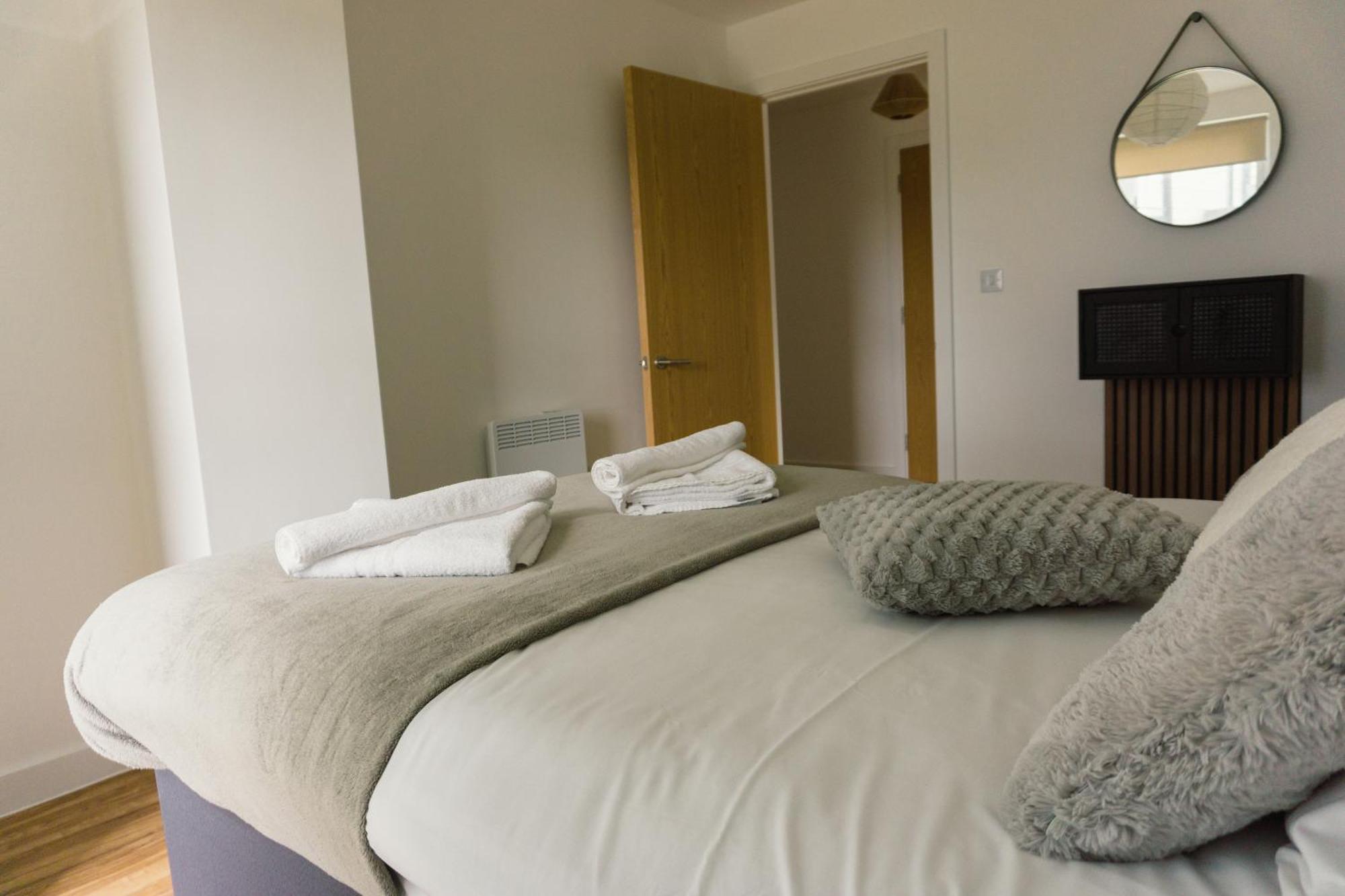 Manchester'S Luxurious 2-Bed Haven With Balcony - Canal Views & Proximity To Manchester United Exterior foto
