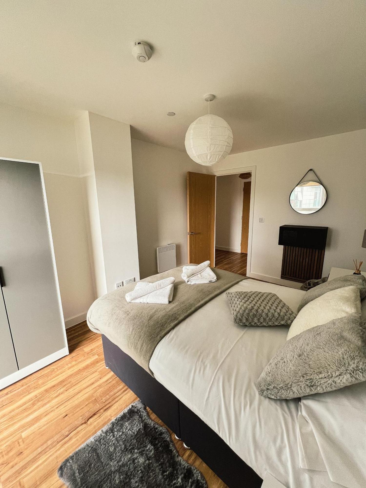 Manchester'S Luxurious 2-Bed Haven With Balcony - Canal Views & Proximity To Manchester United Exterior foto