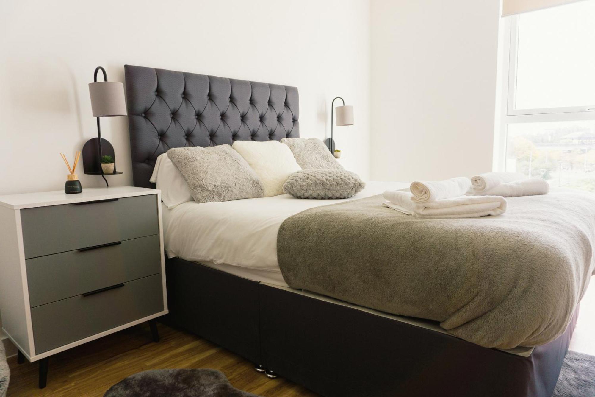 Manchester'S Luxurious 2-Bed Haven With Balcony - Canal Views & Proximity To Manchester United Exterior foto