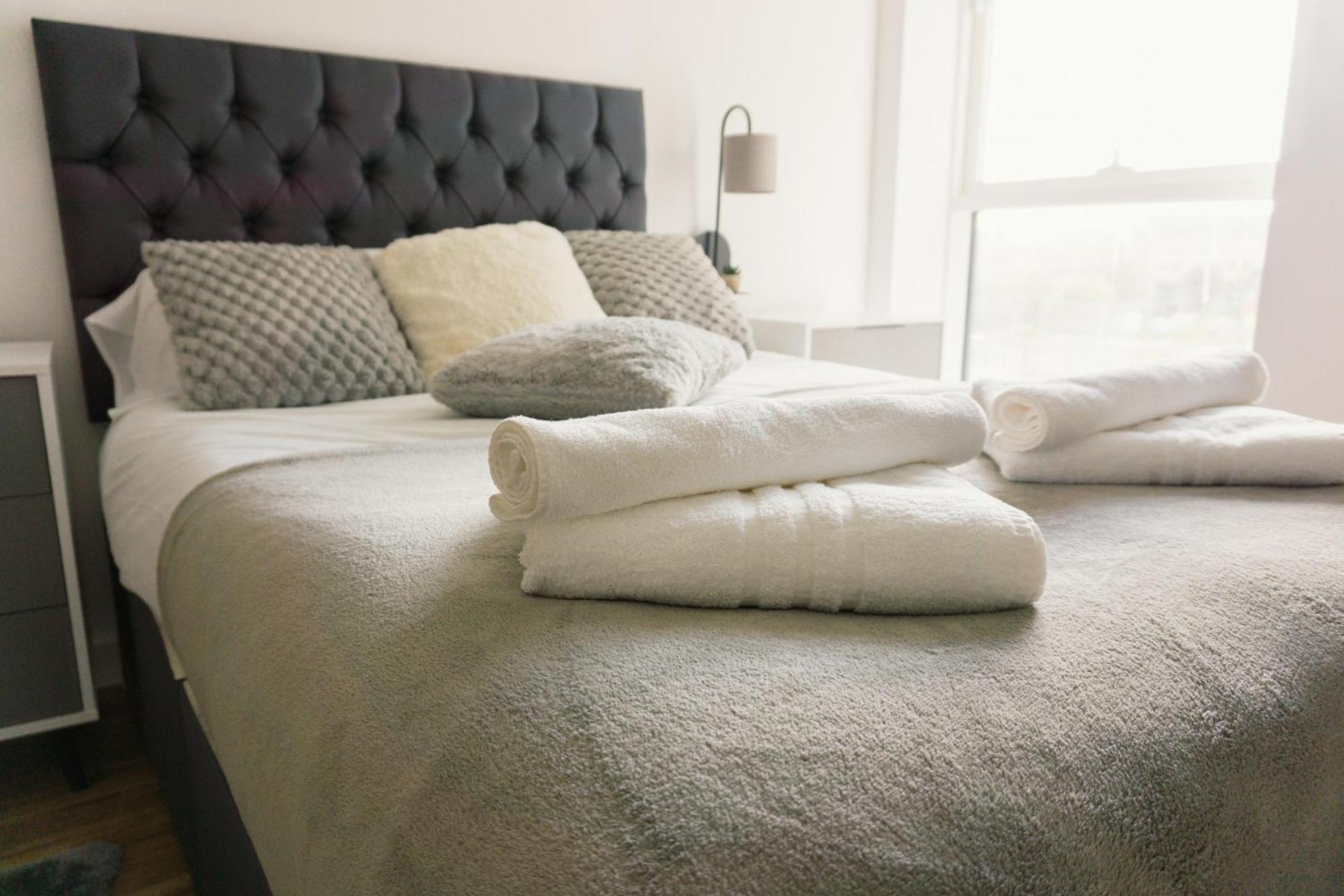 Manchester'S Luxurious 2-Bed Haven With Balcony - Canal Views & Proximity To Manchester United Exterior foto