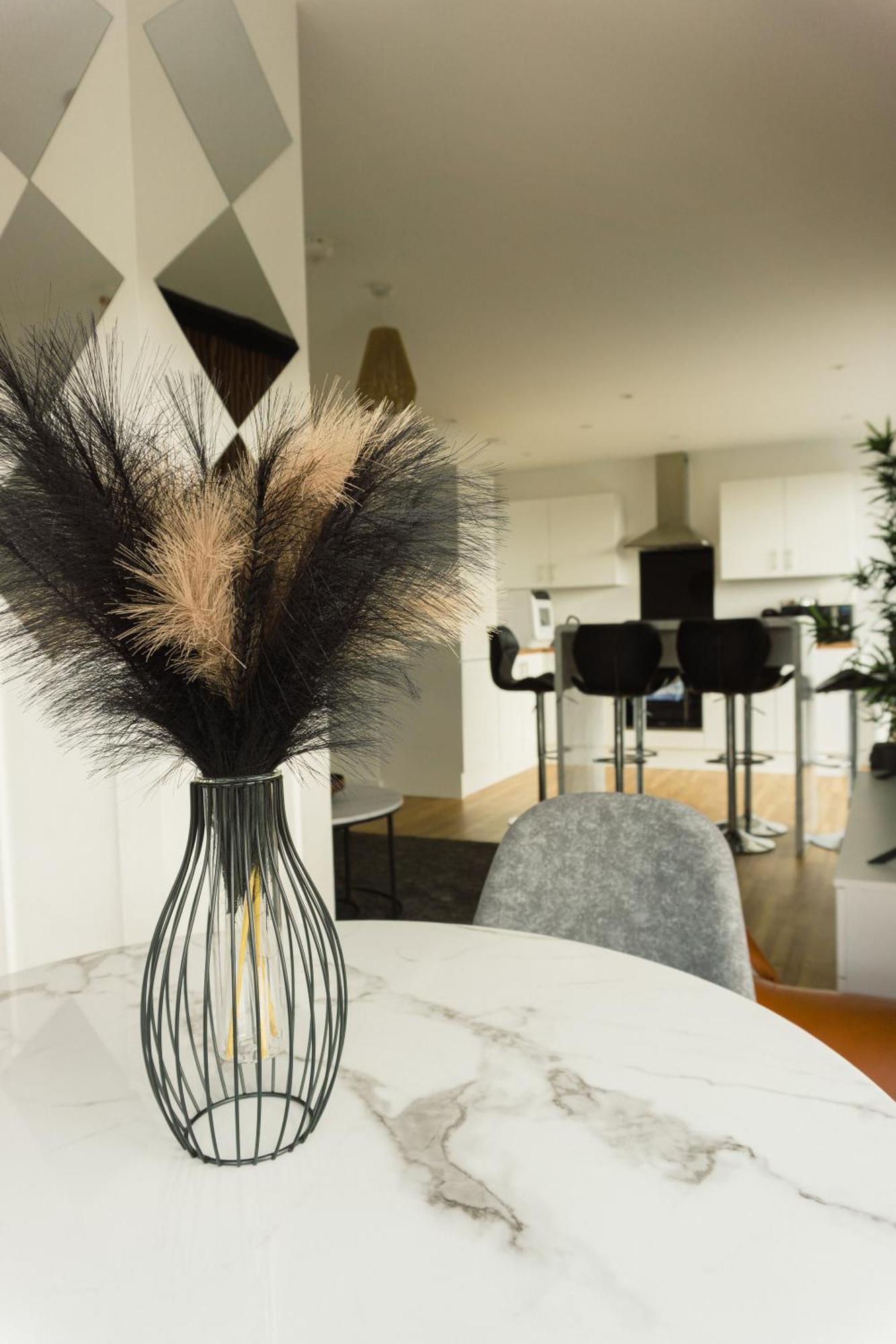 Manchester'S Luxurious 2-Bed Haven With Balcony - Canal Views & Proximity To Manchester United Exterior foto