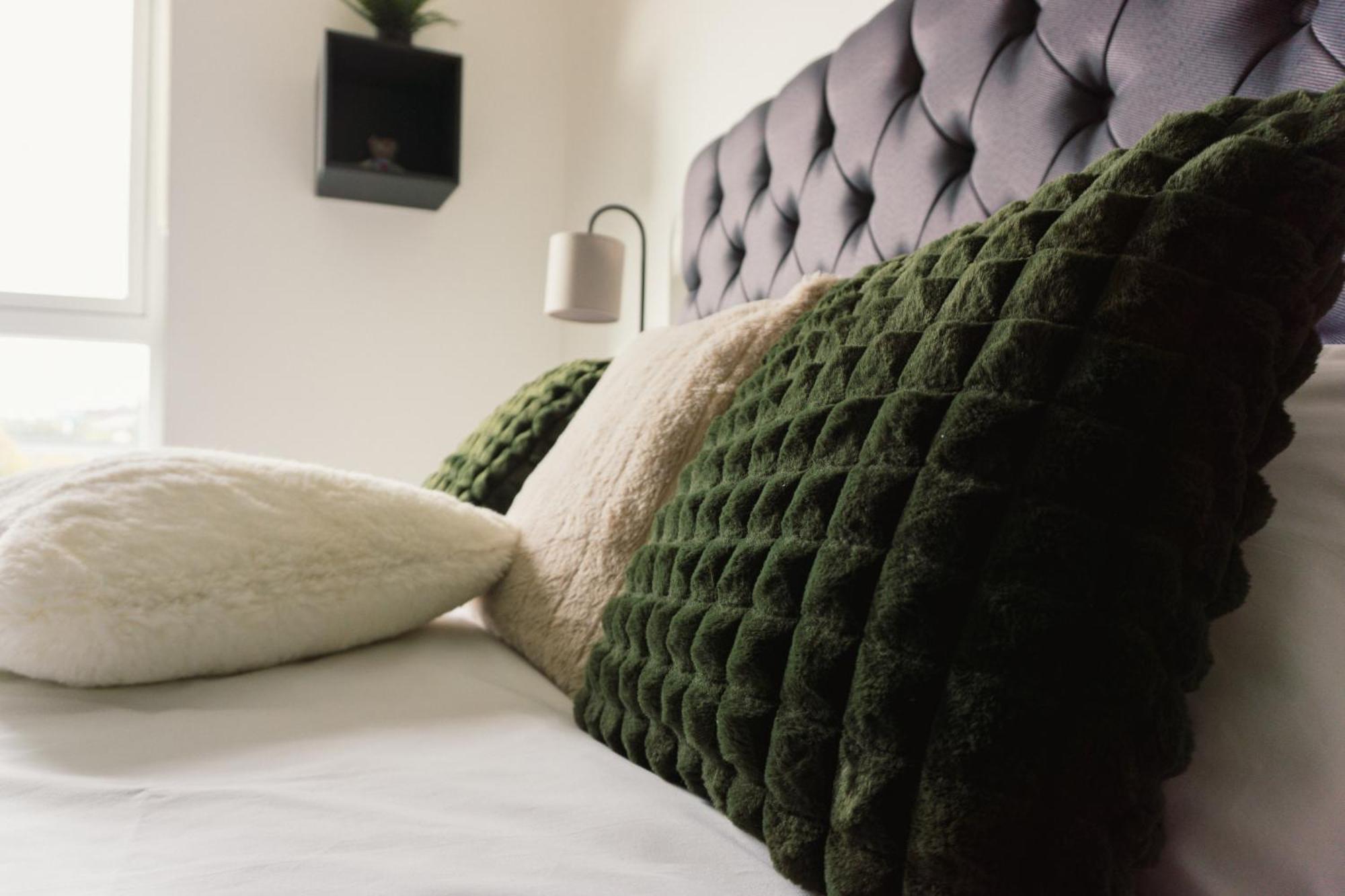 Manchester'S Luxurious 2-Bed Haven With Balcony - Canal Views & Proximity To Manchester United Exterior foto