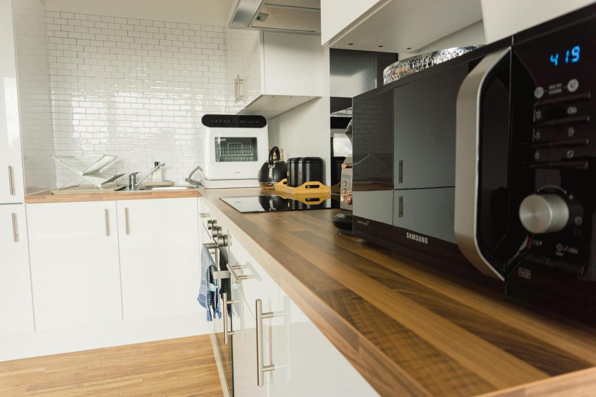 Manchester'S Luxurious 2-Bed Haven With Balcony - Canal Views & Proximity To Manchester United Exterior foto