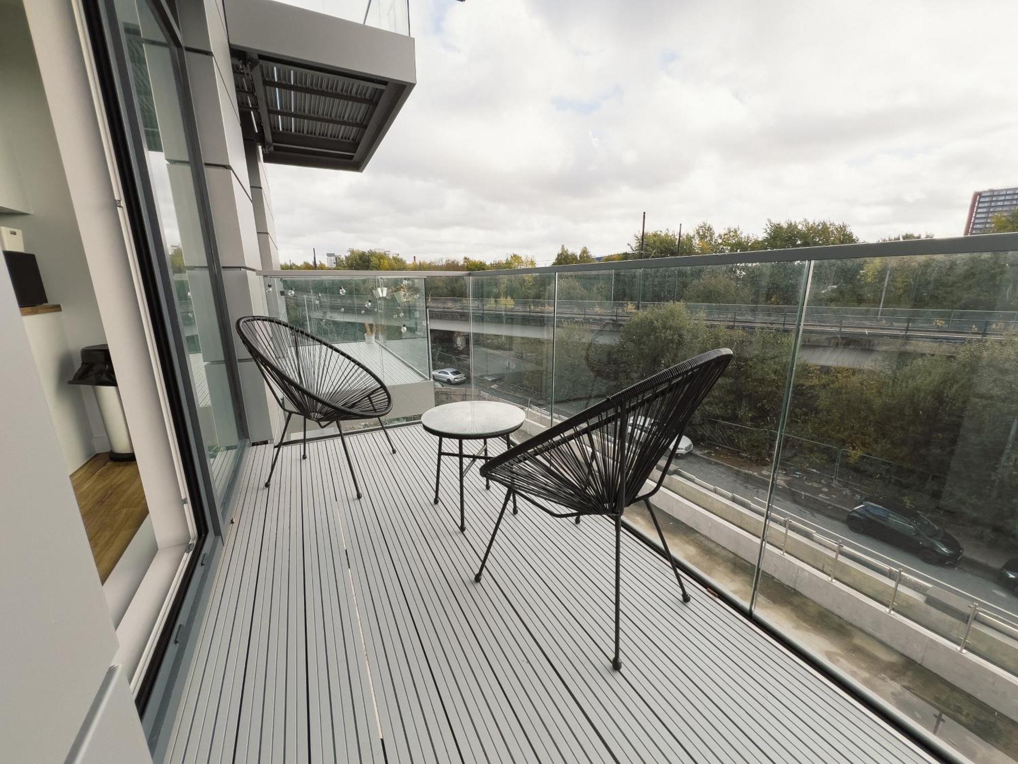 Manchester'S Luxurious 2-Bed Haven With Balcony - Canal Views & Proximity To Manchester United Exterior foto